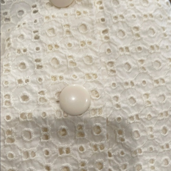 Like New! Gap Ivory Top with Button Detail size 2t - Picture 3 of 4